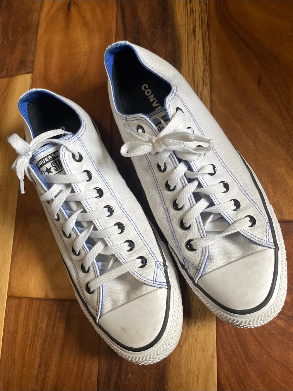 Converse Unisex White Sneakers. Good Condition. Men's Size 11. Women's Size 13. - Picture 2 of 11